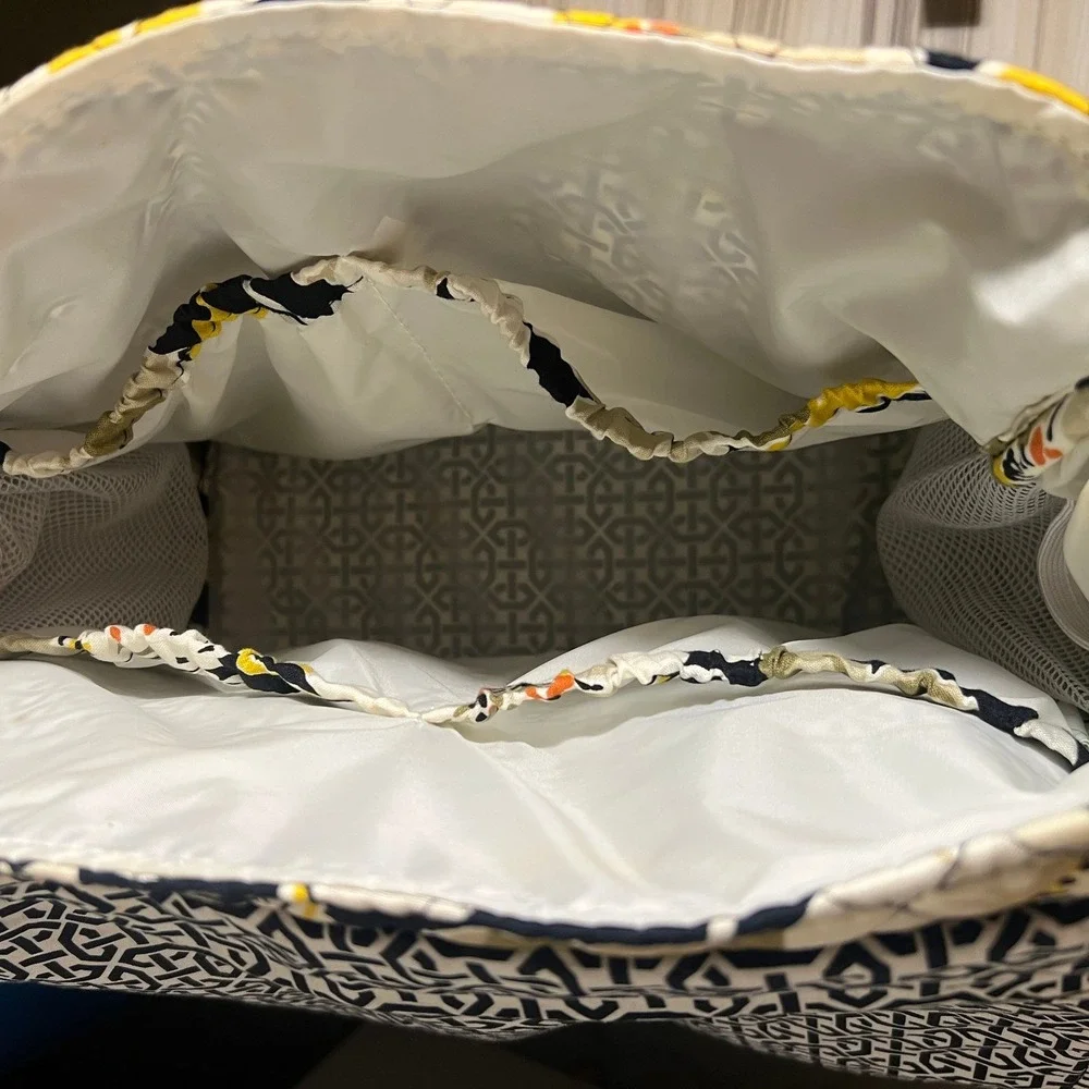 Vera Bradley Quilted Messenger Diaper Bag Tote‎ in Dogwood Print (Retired), NWOT